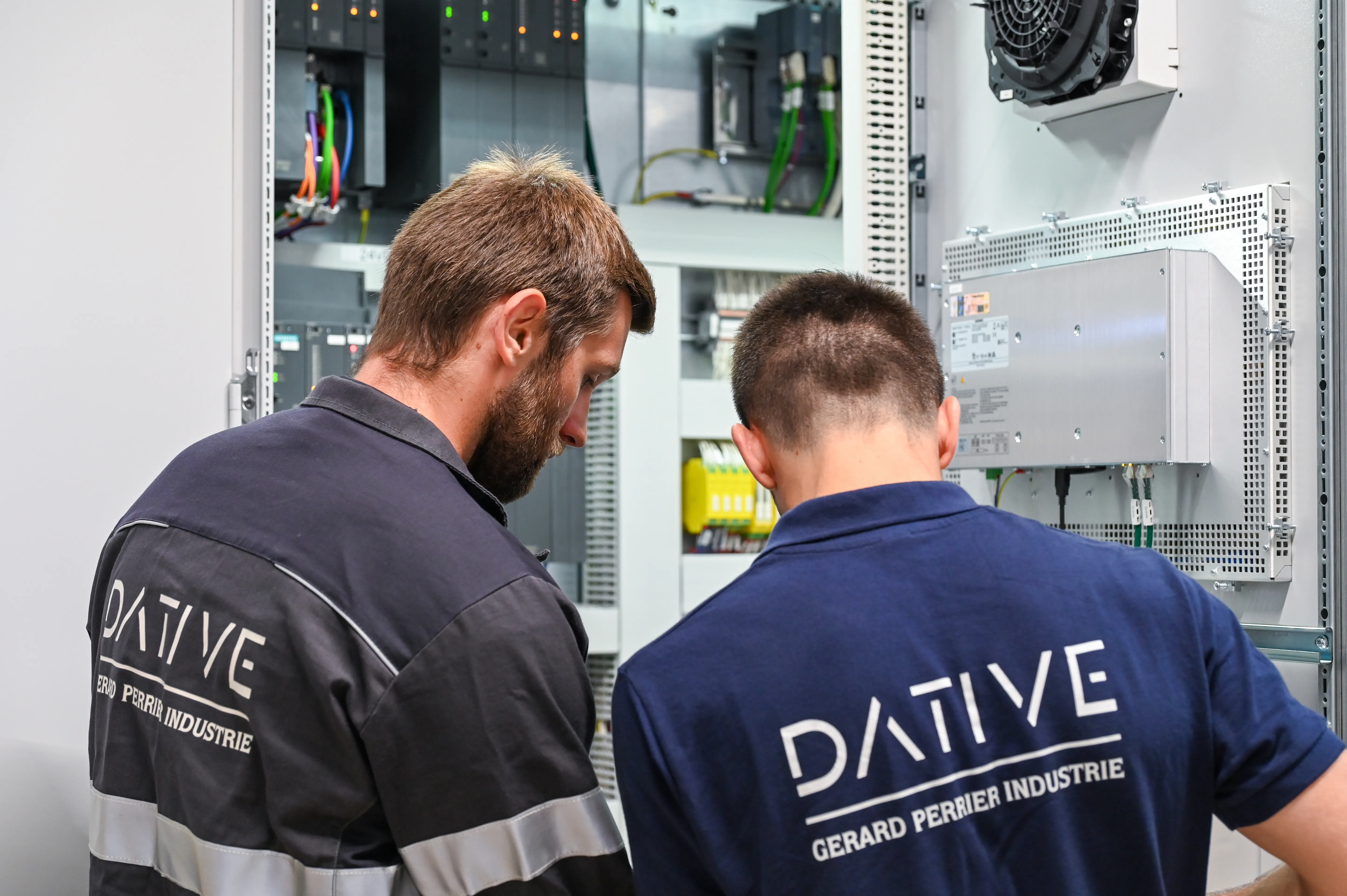 Experts travaillant dans une armoire electrique