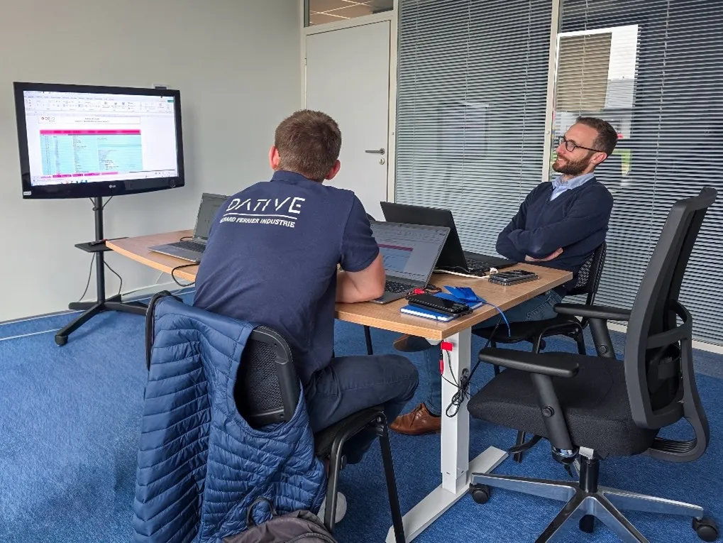 Deux ingénieurs cybersécurité discutant de l'analyse de risque EBIOS RM