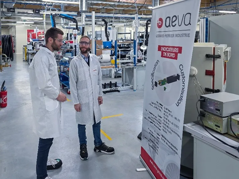 Deux ingénieurs cybersécurité industrielle analysant les flux OT