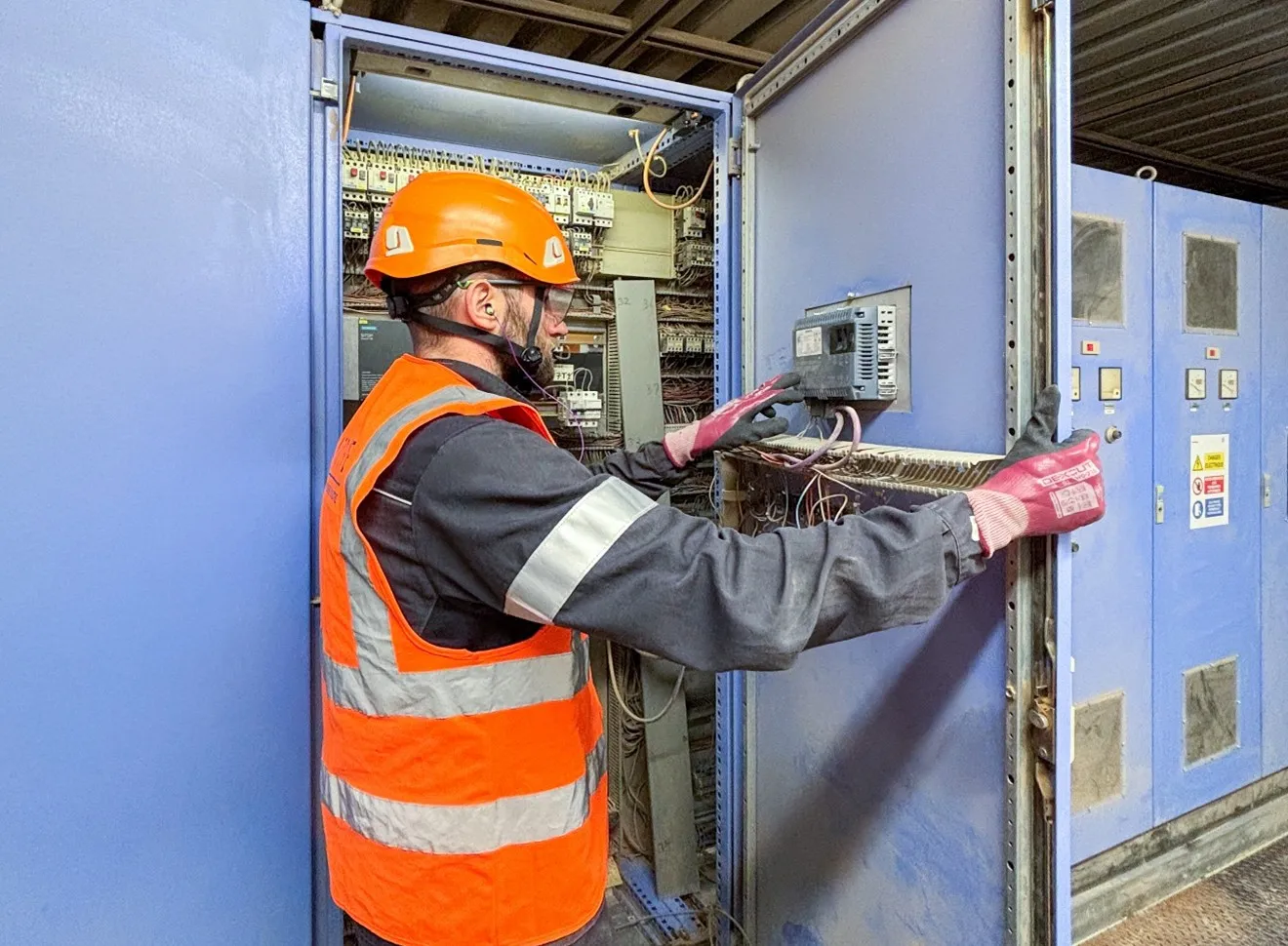 Environnement industriel hydrogène en zone ATEX avec équipements OT interconnectés et flux réseau industriels visibles