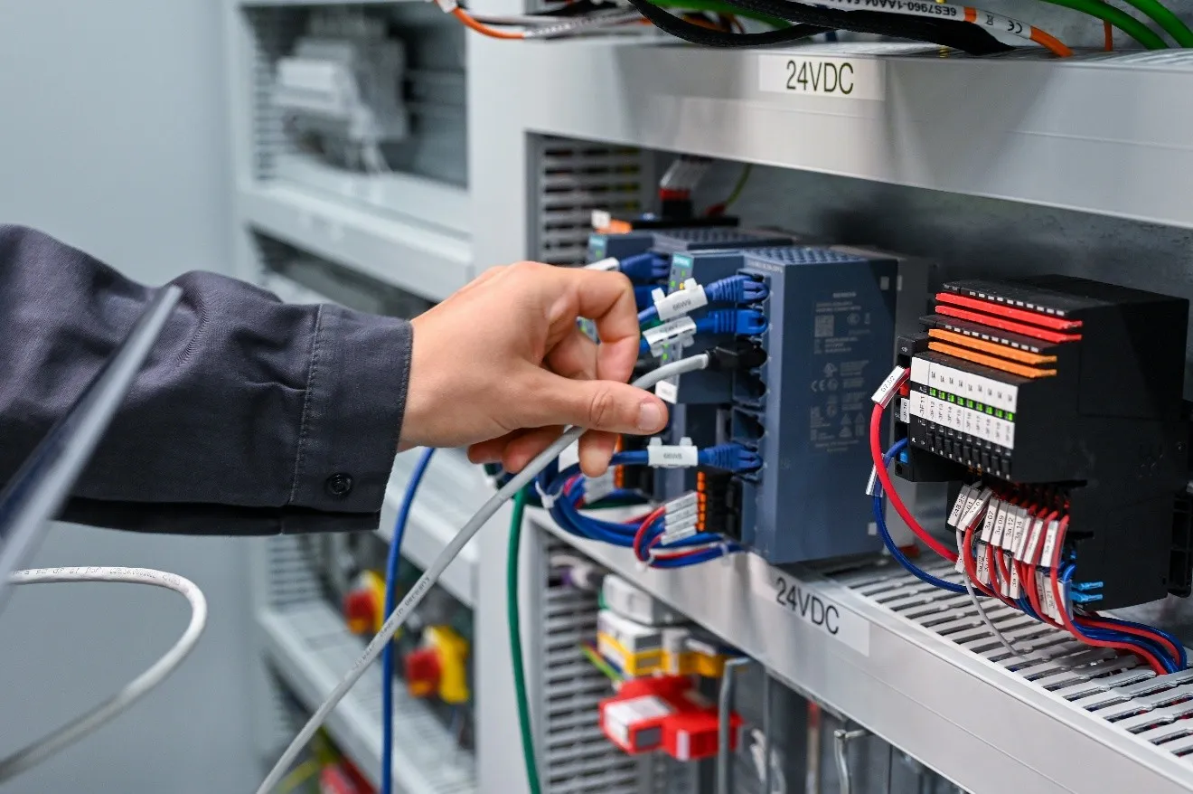 Vue synthétique d’un réseau OT maîtrisé avec supervision stable, inventaire structuré et flux industriels clairement identifiés